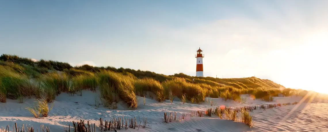 Düne und Leuchtturm auf Sylt bei Sonnenuntergang