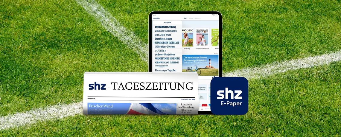 shz Tageszeitung sowie Tablet mit shz App mit Fußball-Hintergrund
