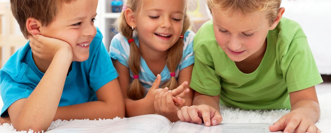 Kindergartenkinder schauen sich die Zeitung an