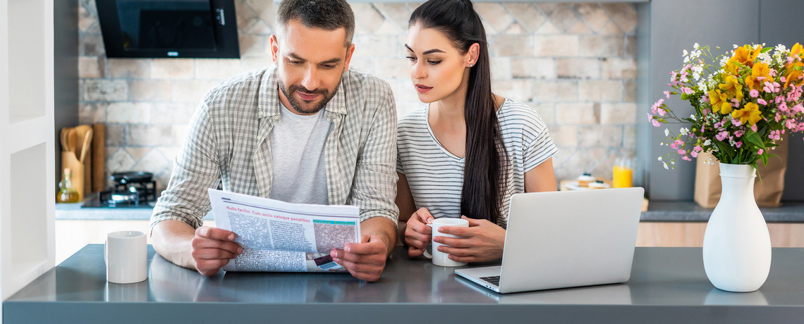 Mann und Frau lesen Zeitung digital und print