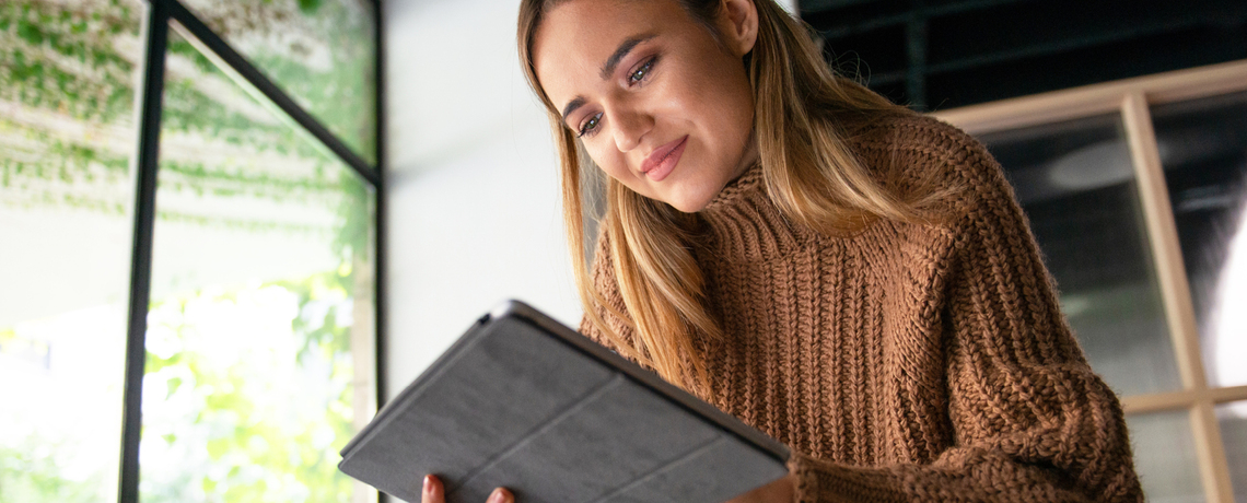 Frau liest auf dem Tablet